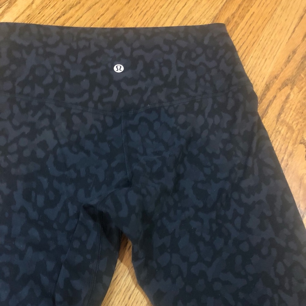 Lululemon Black/Gray Pattern Cropped Leggings Sz 8 - image 3